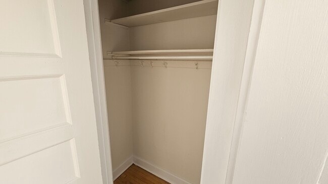 Building Photo - 3800 N Wilton Ave