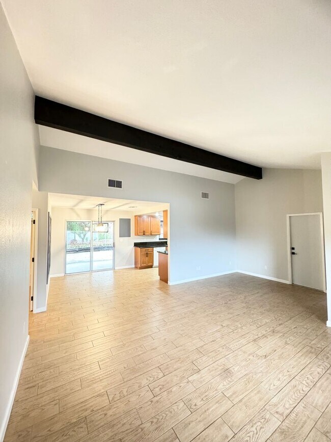 Building Photo - Great Views/3BED 2BATH/SOLAR/Move in ready