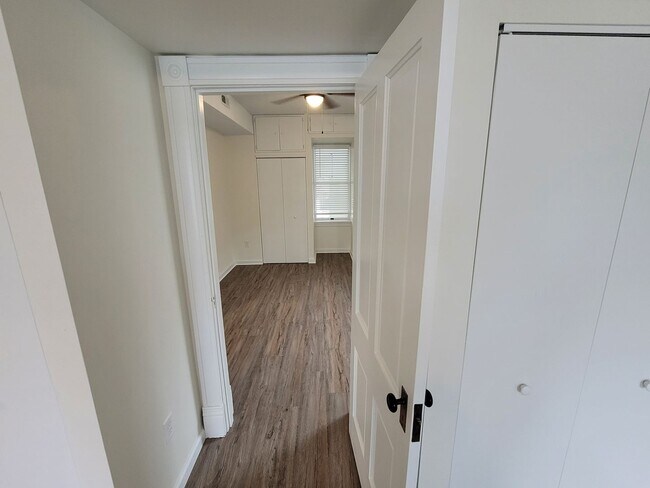 Building Photo - 510 W 5th St