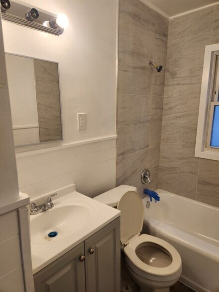 Building Photo - 14945 Lappin St