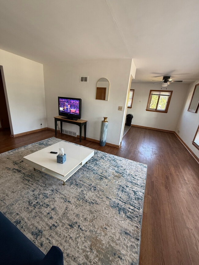 Natrual lighting - 9118 W Grantosa Dr