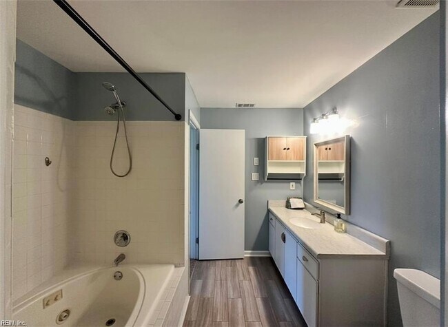 Building Photo - 4044 Laurel Green Cir
