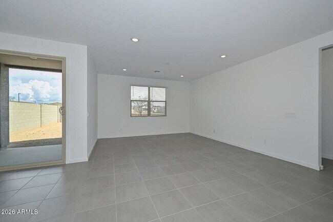 Building Photo - 16004 W Honeysuckle Dr