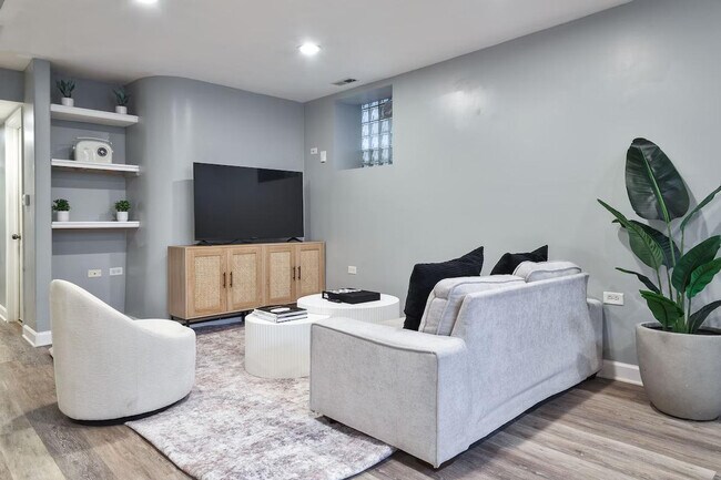 Building Photo - 3029 N Oakley Ave