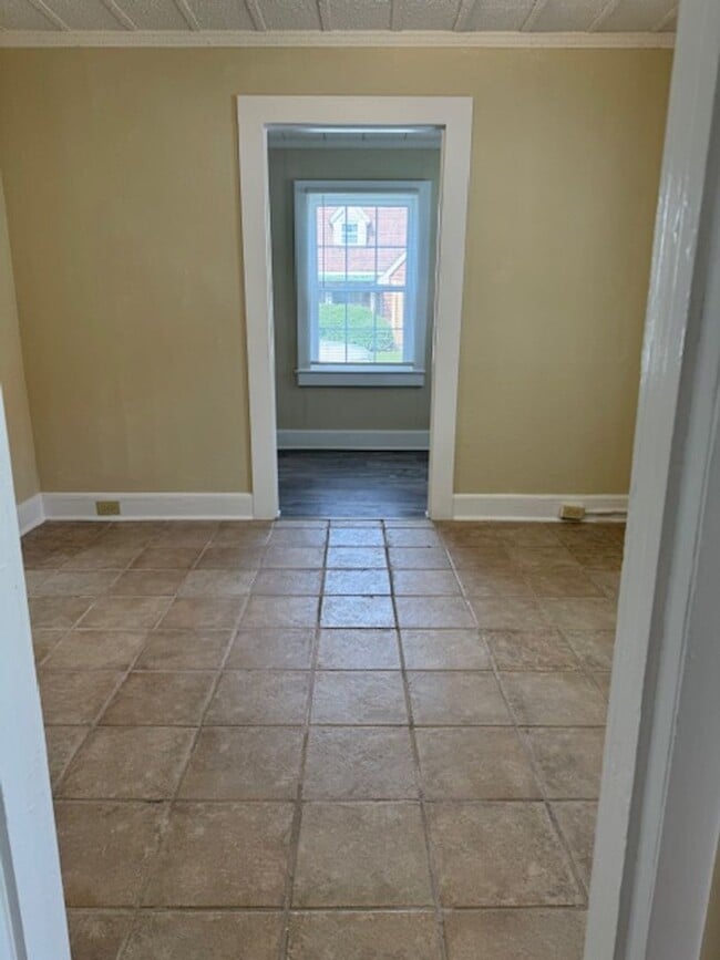 Building Photo - 701 E Lenoir Ave