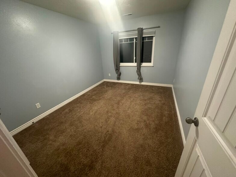 Building Photo - 5286 N Fox Hunters Loop