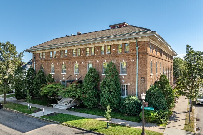 Building Photo - The Club House