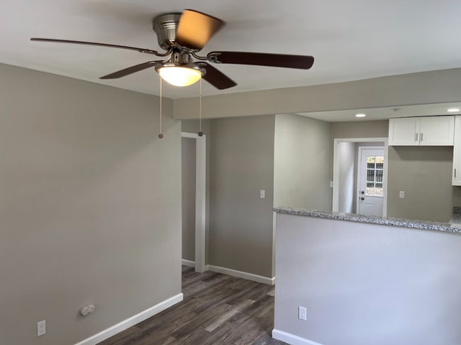 Building Photo - Newly Renovated 3 bed/2 bath - great location! MOVE IN SPECIAL!