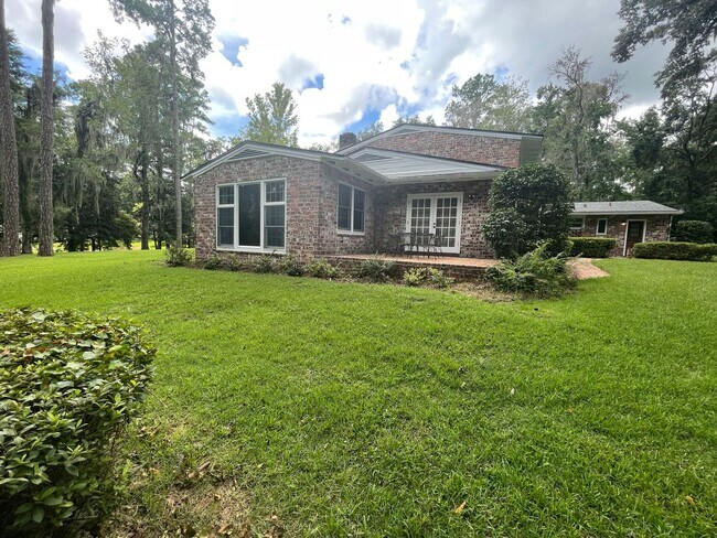 Building Photo - Stunning 3-Bedroom Home with Attached Private Suite – Fully Updated & Move-In Ready