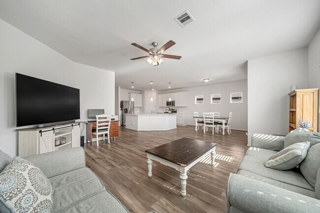 Building Photo - 15250 White Moss Dr