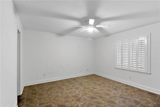 Building Photo - 204 Maple St