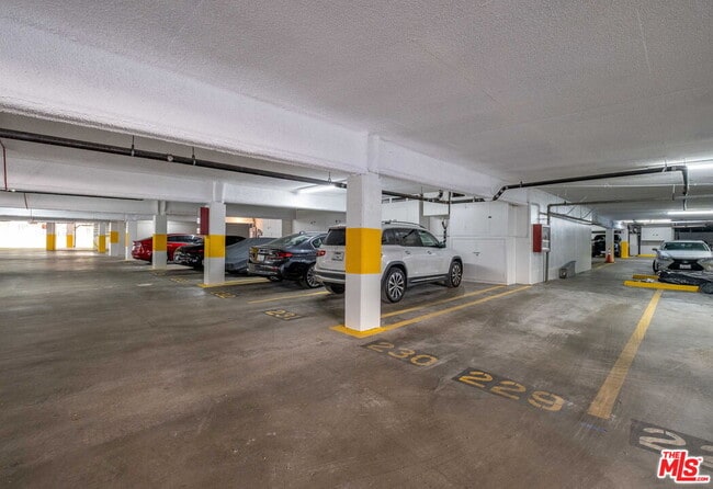 Building Photo - 100 S Doheny Dr