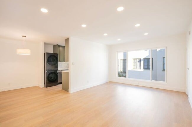 Building Photo - 921 N Gardner St