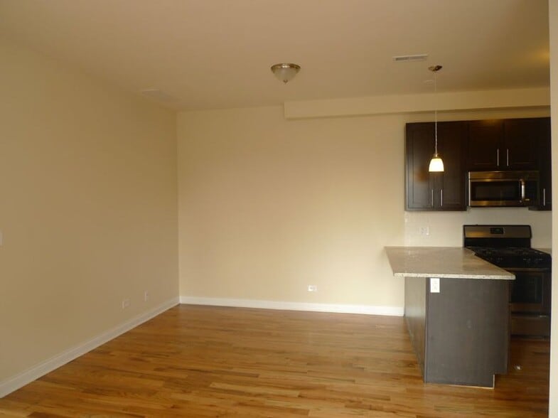 Building Photo - 1538 W North Ave