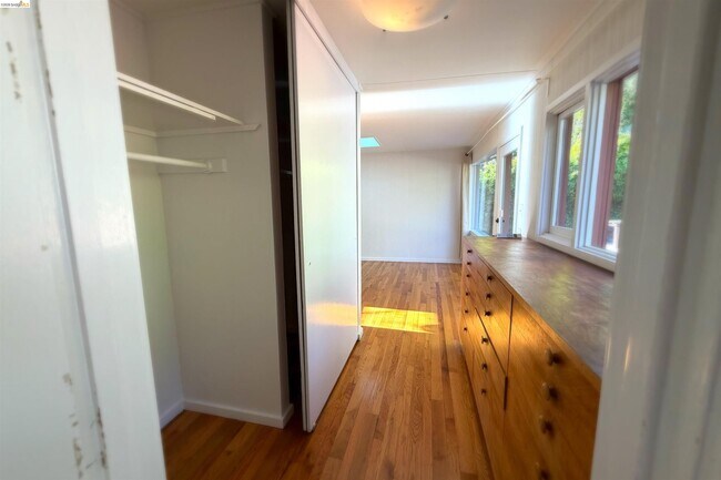 Building Photo - 25 Sunset Dr