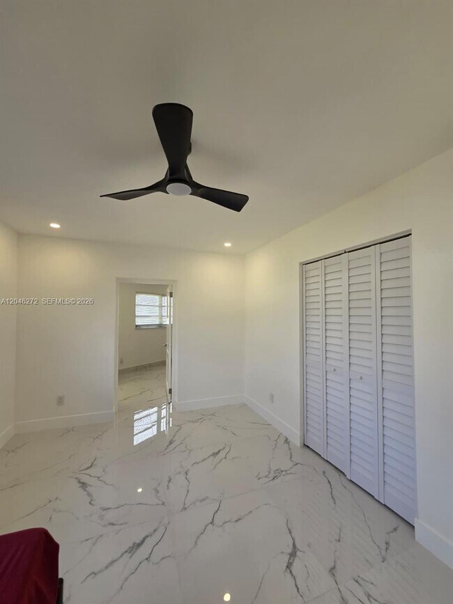 Building Photo - 305 SE Airoso Blvd