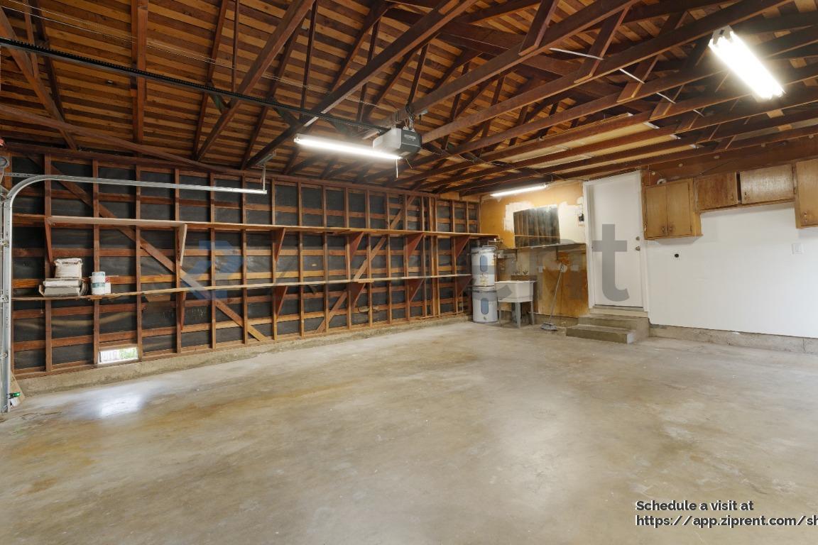 Building Photo - 9033 Fashion Dr