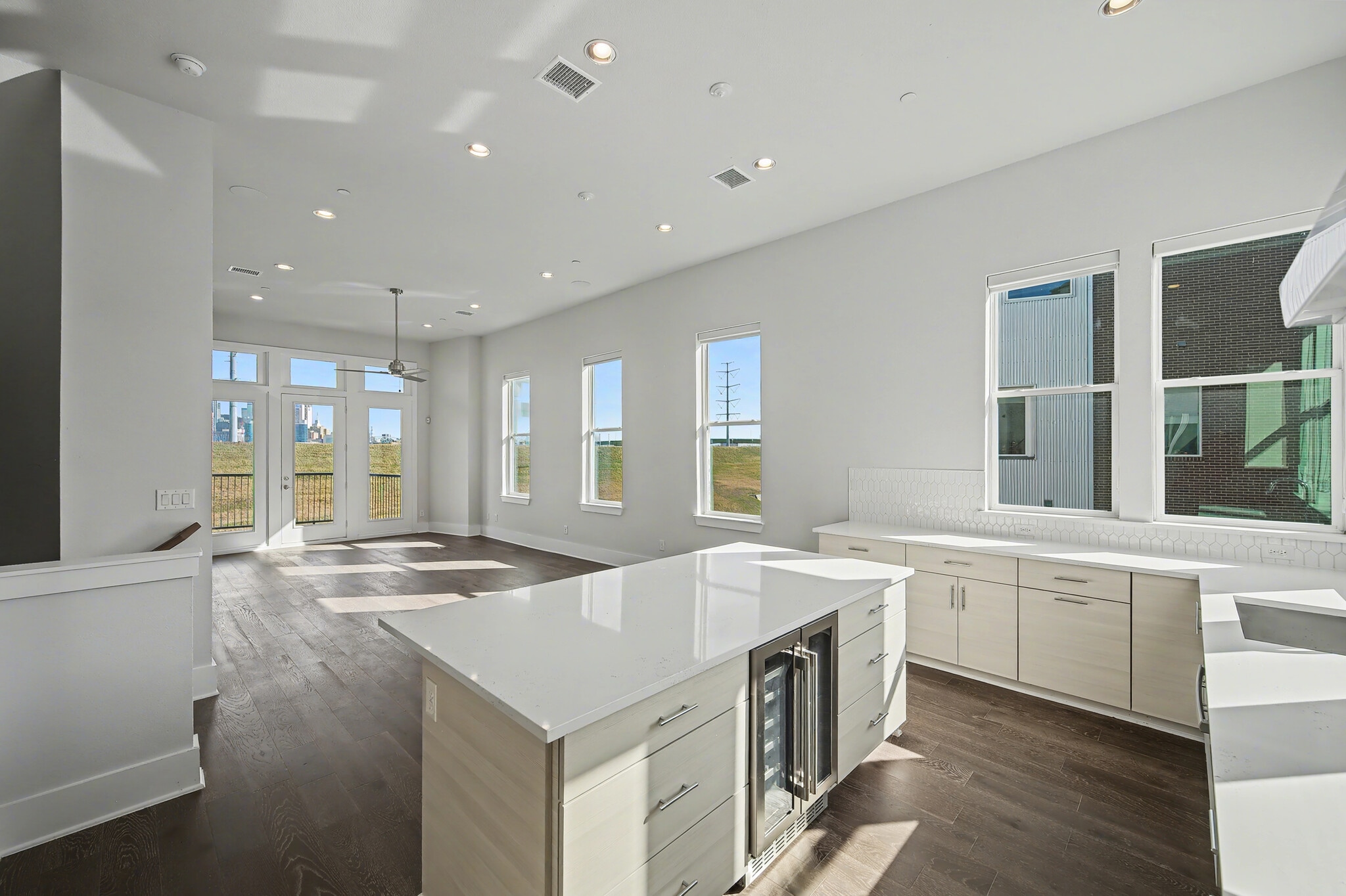 Building Photo - 381 E Greenbriar Ln