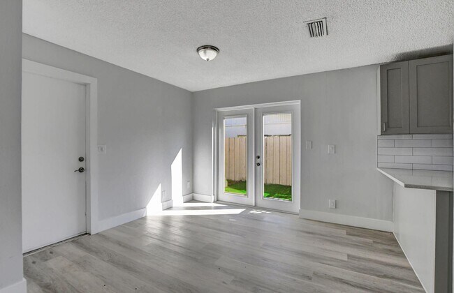 Building Photo - 9632 Saddlebrook Dr