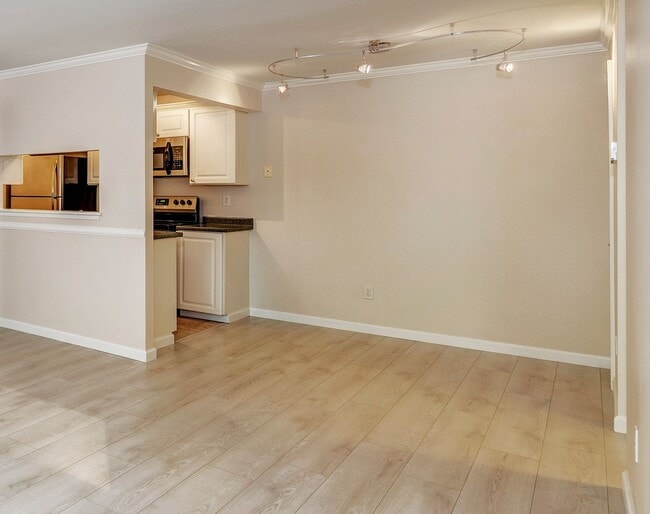 Building Photo - Woodland Hills Two Bed 2 Bath Condo