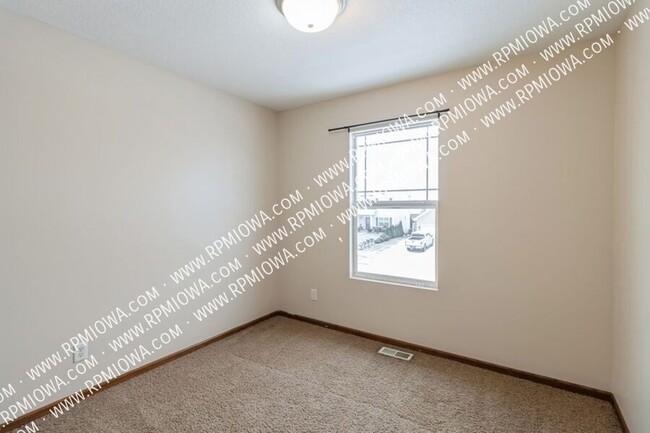 Building Photo - Commuter's Dream!!  3 Bedroom, 2.5 Bathroo...