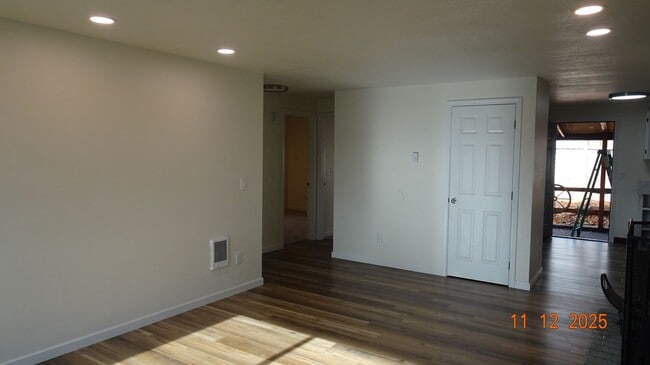 Building Photo - **AVAILABLE SOON** 3 Bedroom RANCH STYLE i...