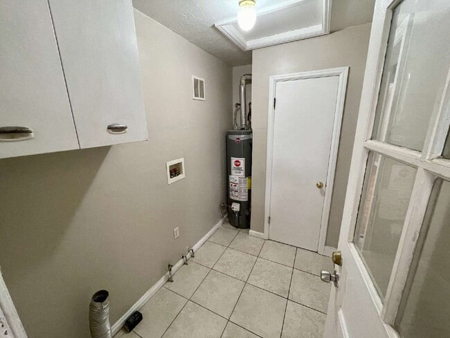 Building Photo - 3 Bed 1 Bath Ranch in North Park Hill! (Available Immediately)