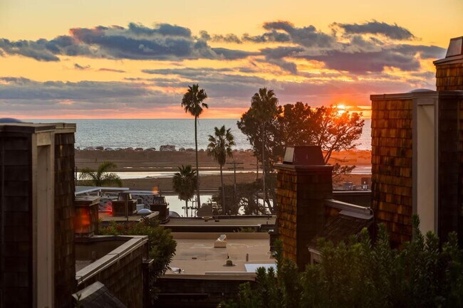 Building Photo - 12933 Caminito Del Canto