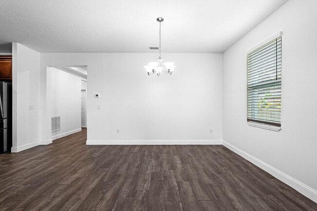 Building Photo - Spacious 4-Bed / 2-Bath Home with 3-Car Garage in Apopka with Modern Touches!