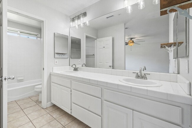 Building Photo - Beautiful 5 Bed, 2 Bath with Large Yard in Mount Helix!!