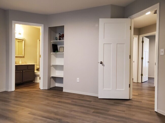 Building Photo - Updated 3 Bedroom 2 Bath Duplex In East Port Orchard
