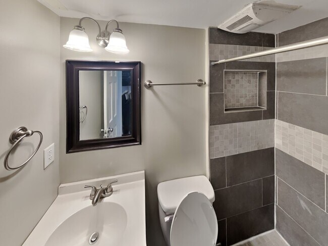 Building Photo - Lantern Square Apartments-B5