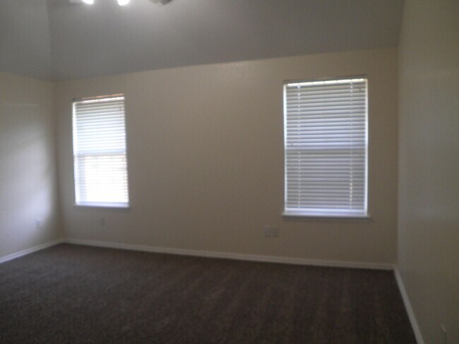 Building Photo - 407 Woodbriar Rd