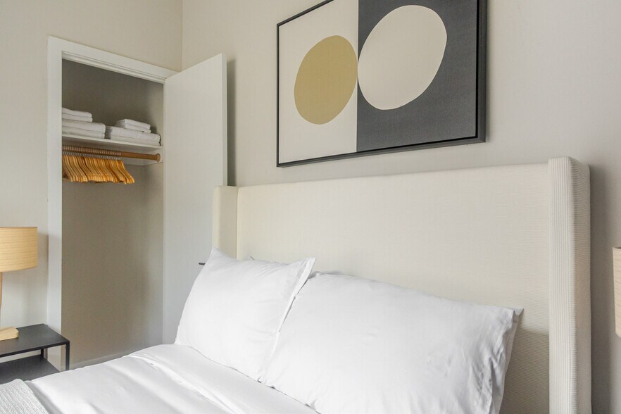 Building Photo - 515 W 47th St