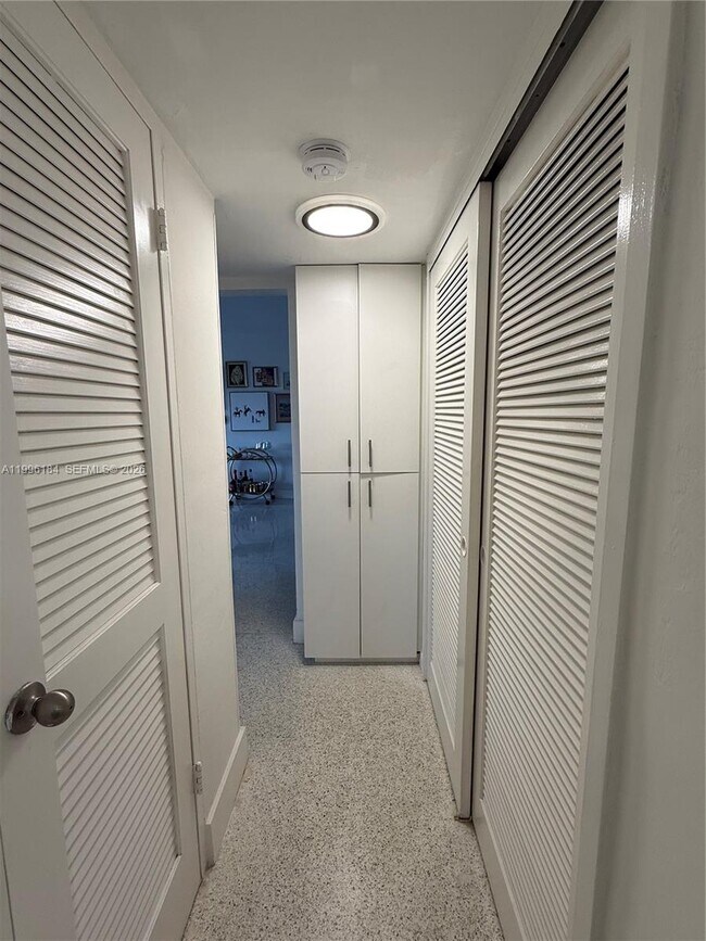 Building Photo - 9700 W Bay Harbor Dr