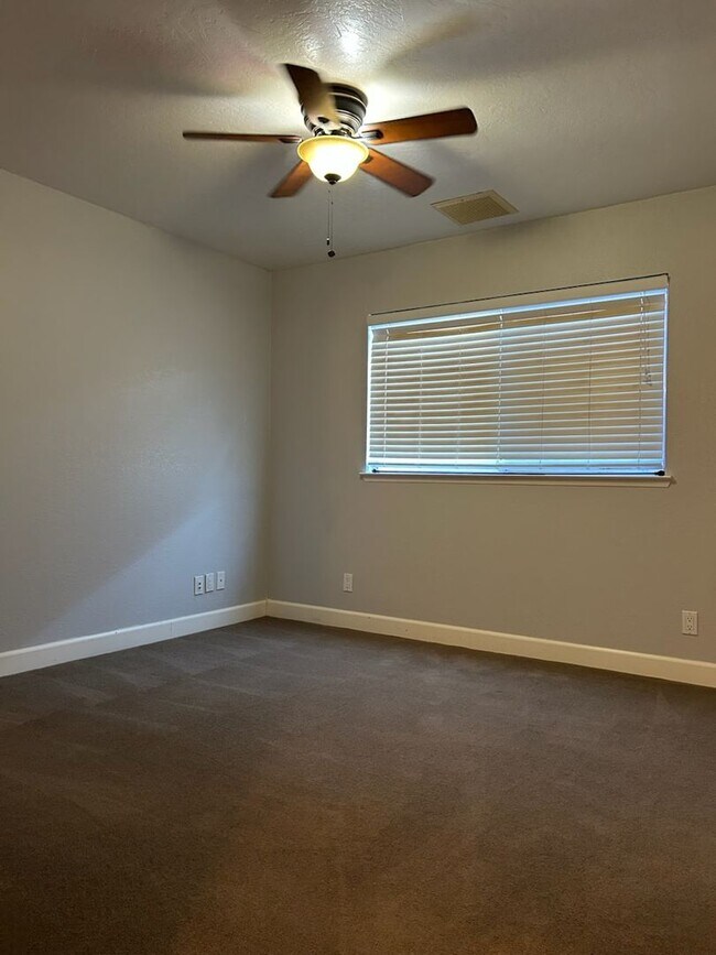 Building Photo - PLEASE CONTACT VAUGHN REALTY TO SET UP AN APPOINTMENT, 760-446-6561