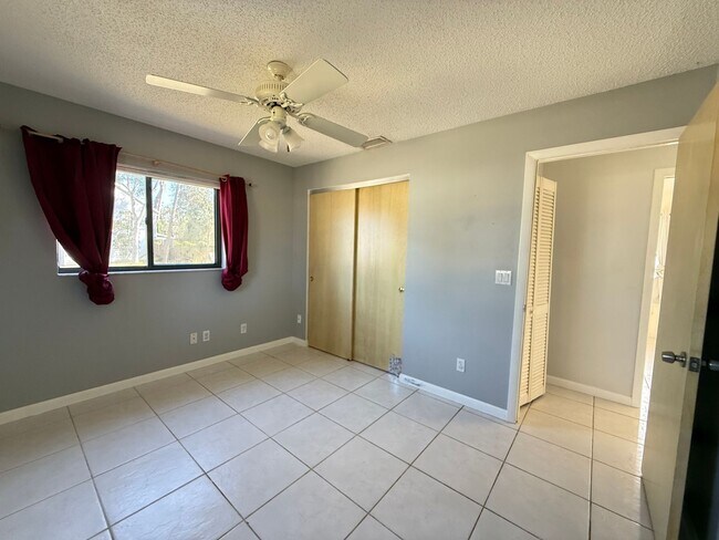 Building Photo - 2/2 Single Family Available Now!