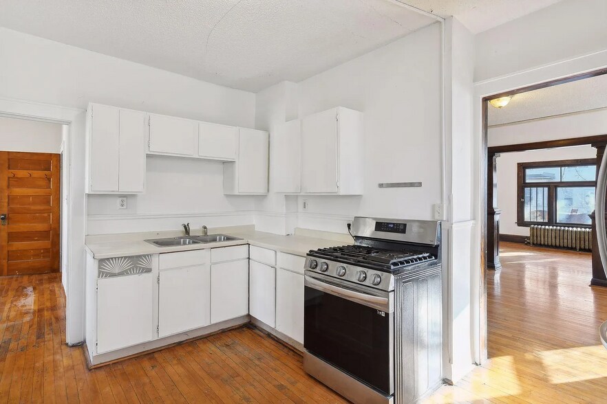 Building Photo - 104 W 27th St