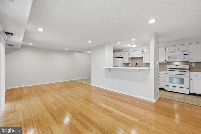 Building Photo - 100 Kenwood Dr