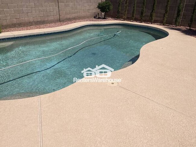 Building Photo - Hillcrest Beauty 4bed 3bath P00L Grass Bac...