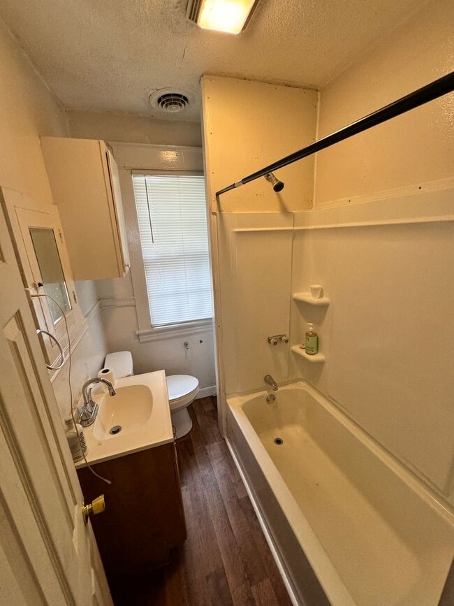 Building Photo - Beautiful 2 bed 1 bath house in Churchill