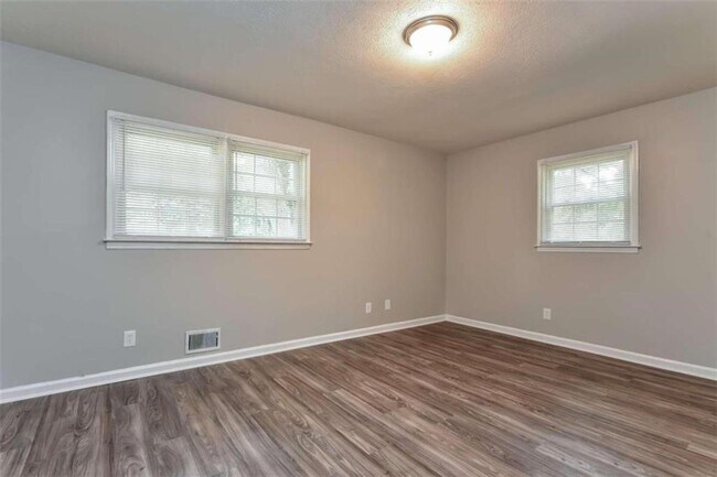 Building Photo - 2618 Treadway Dr