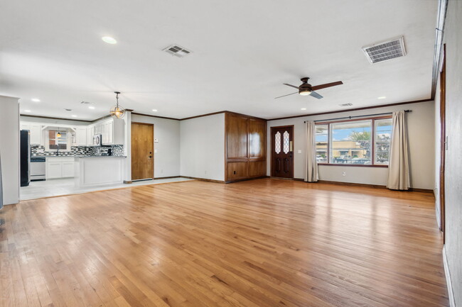 Building Photo - 10001 Ridgeview Dr