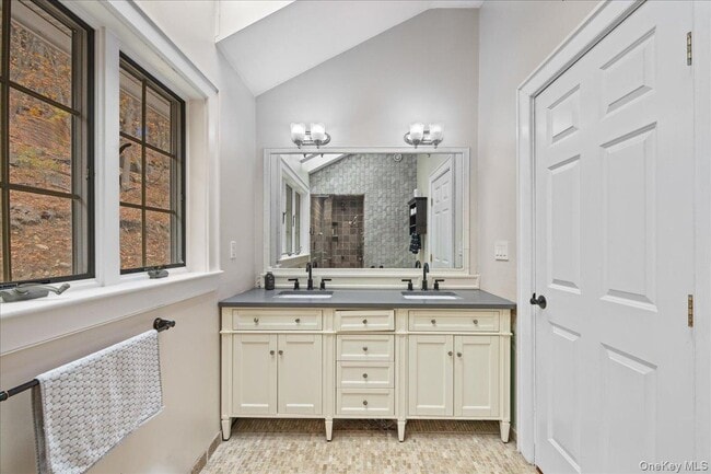 Building Photo - 772 US-9W