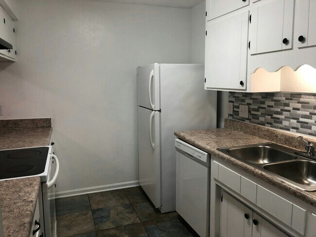 Building Photo - 3017 Oak Hammock Ln