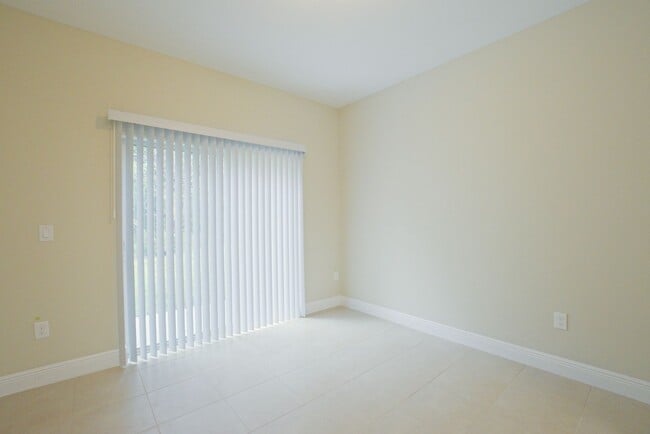 Building Photo - 517 Blackbird Ln