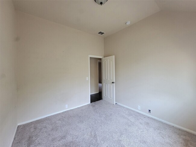 Building Photo - 628 Nemitz St