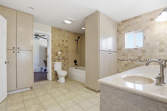 Building Photo - 128 Skyview Terrace