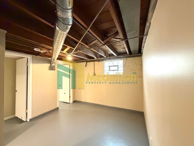 Building Photo - 11004 S Eberhart Ave