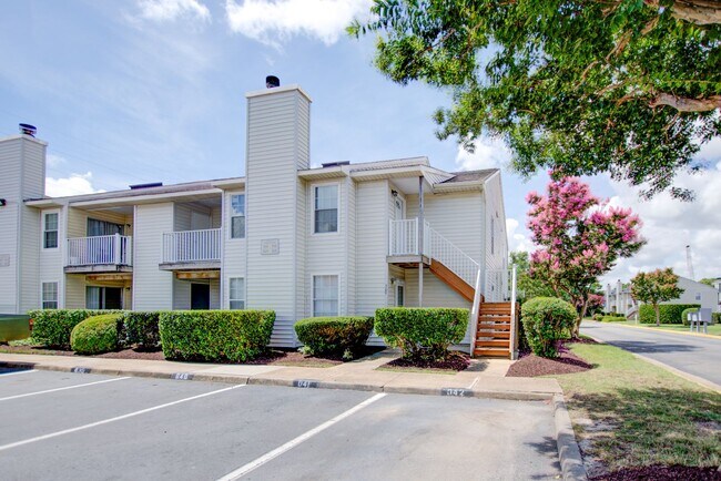 Building Photo - 2 Bedroom, 2 Bath Updated Condo, Newpointe...